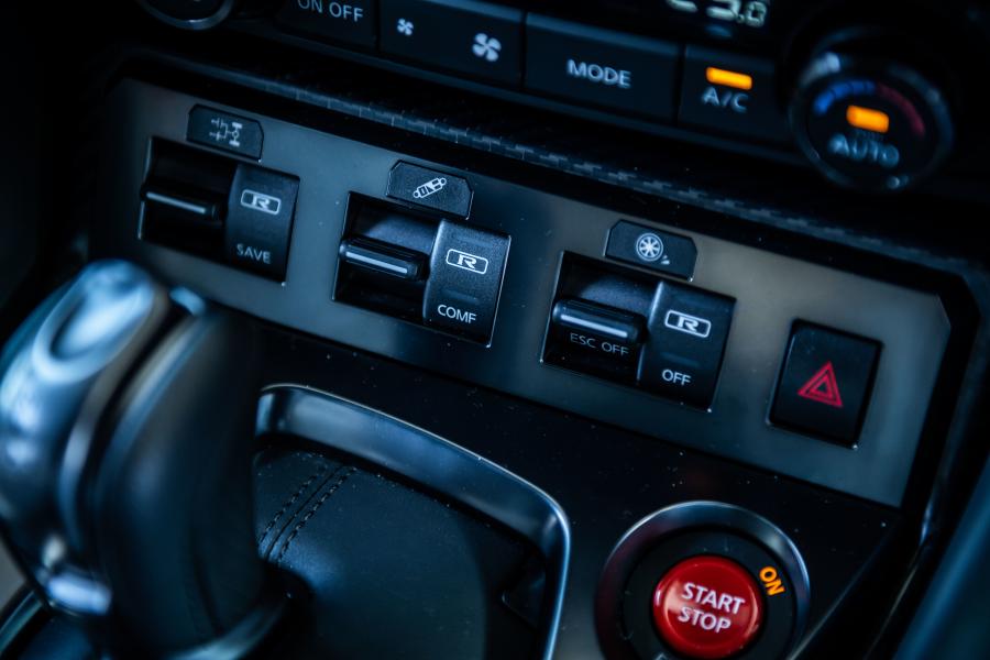 Детали интерьера Nissan GT-R 50th Anniversary (R35) 2019 года  (JP) (фото 30 из 41)